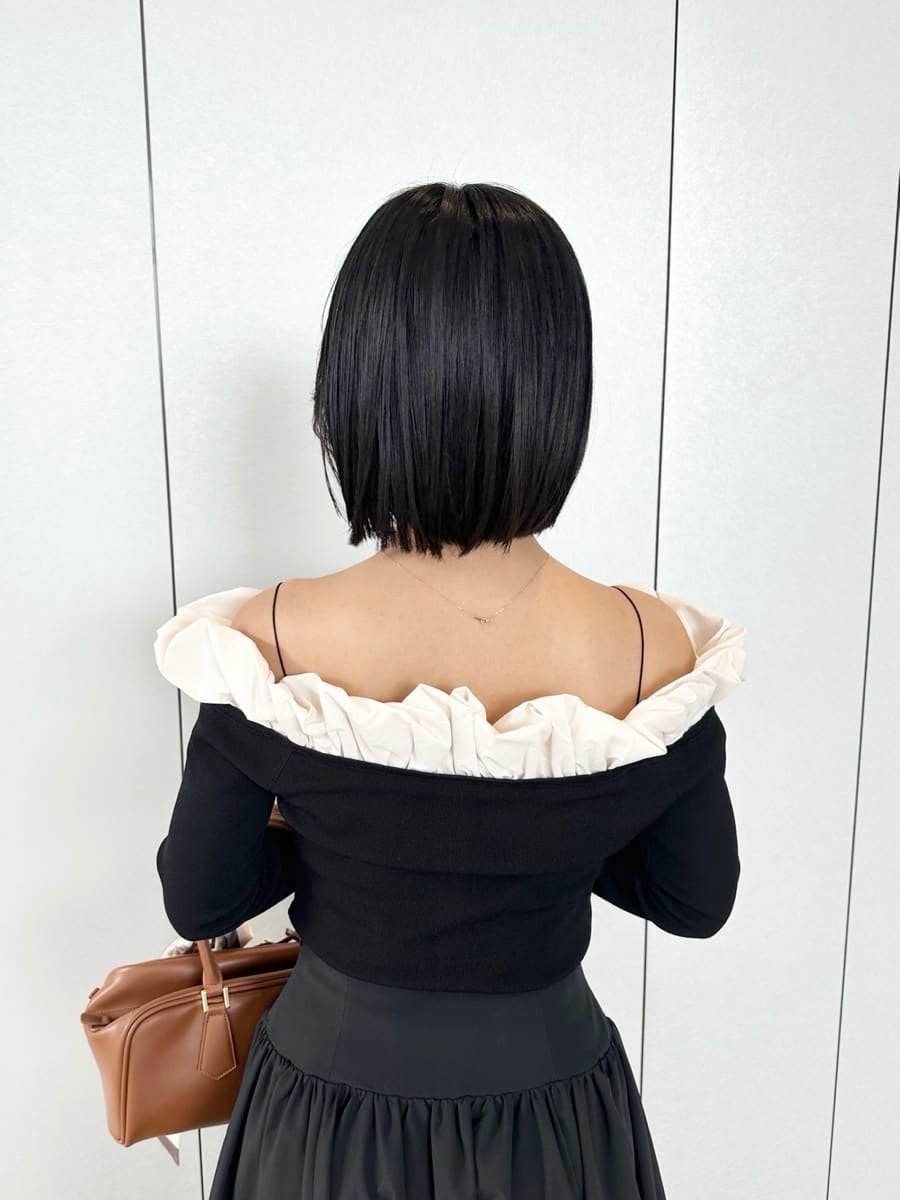 ブラック系のブーツ、ブラック系のスカート、ブラック系のニット/セーターを着用したレディースの冬コーディネートの6枚目の写真