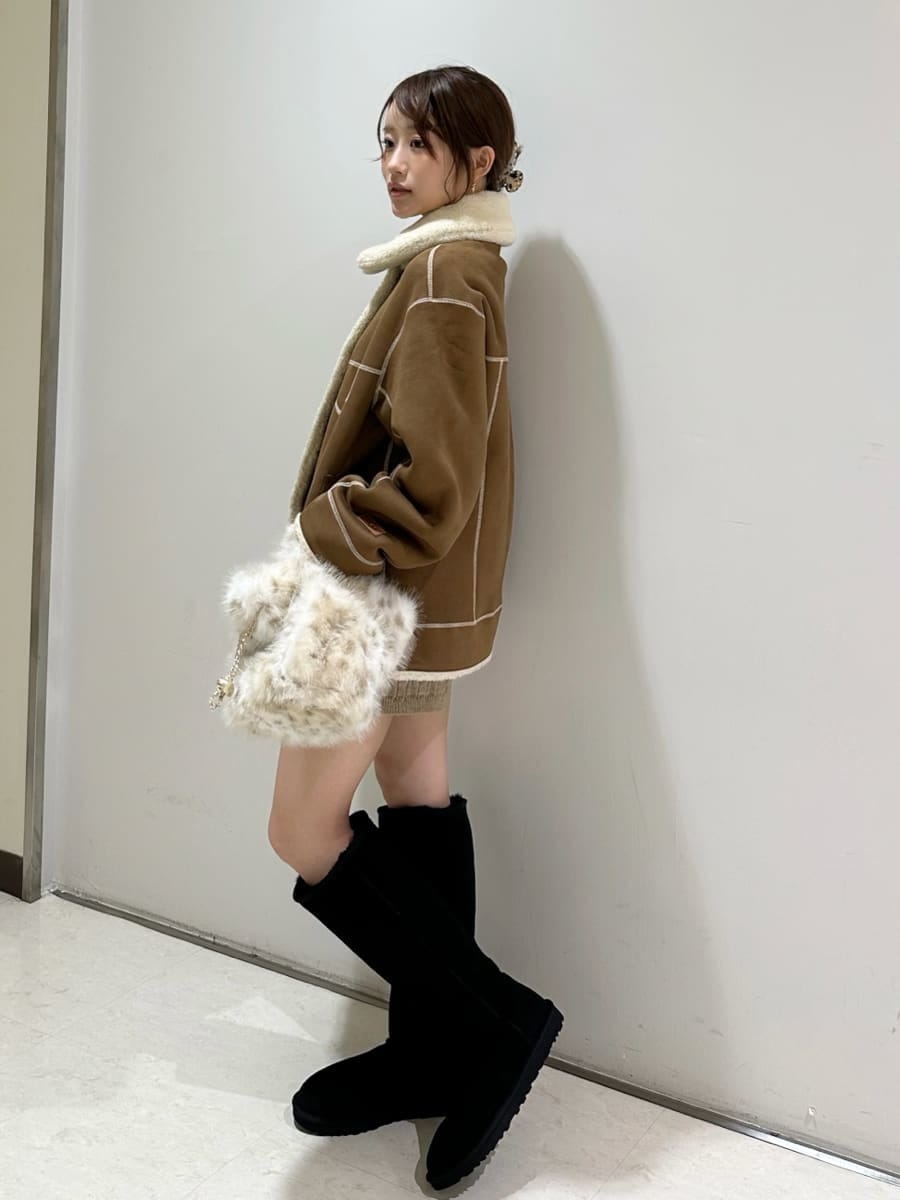 ブラウン系のその他パンツ、その他のショルダーバッグを着用したレディースの秋コーディネートの5枚目の写真