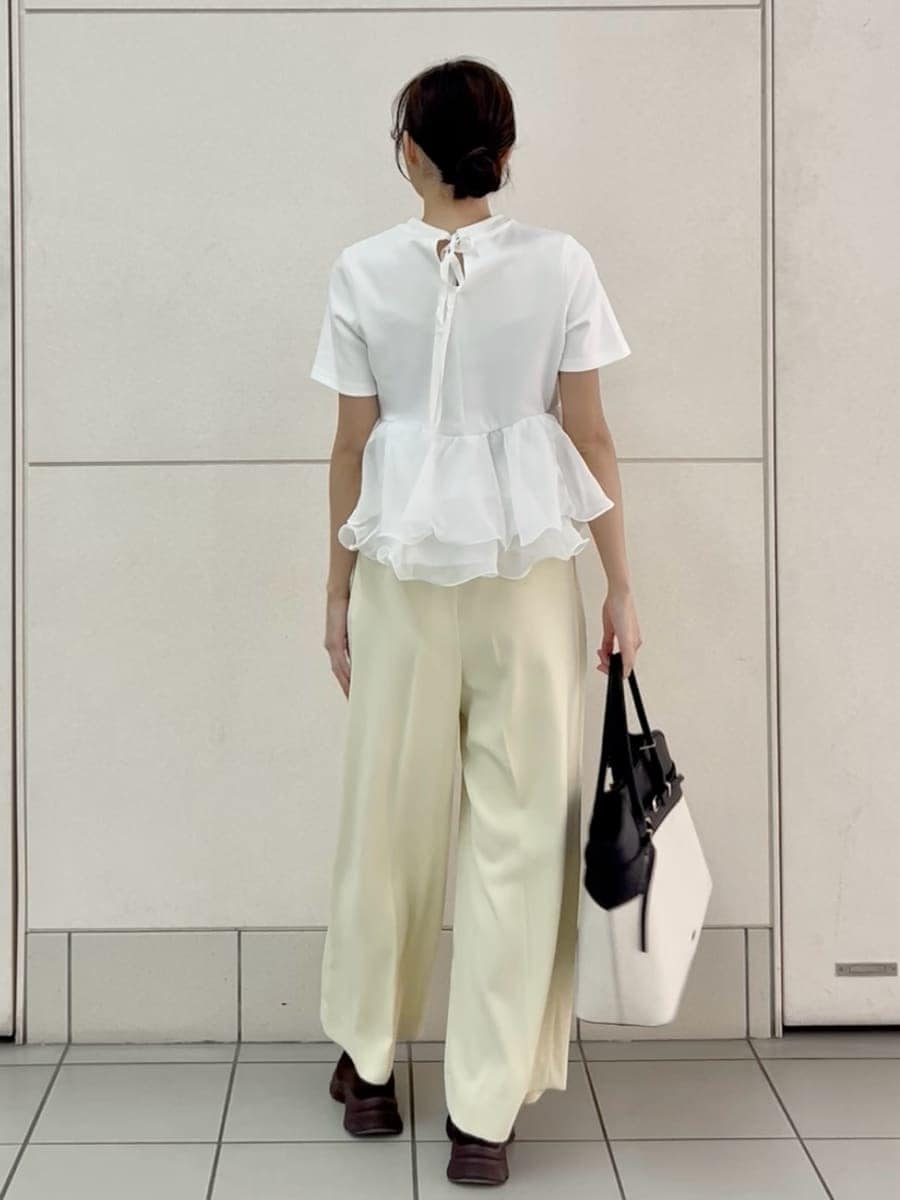 ホワイト系のTシャツ/カットソー、その他のトートバッグ、ブラウン系のローファーを着用したレディースの春コーディネートの4枚目の写真