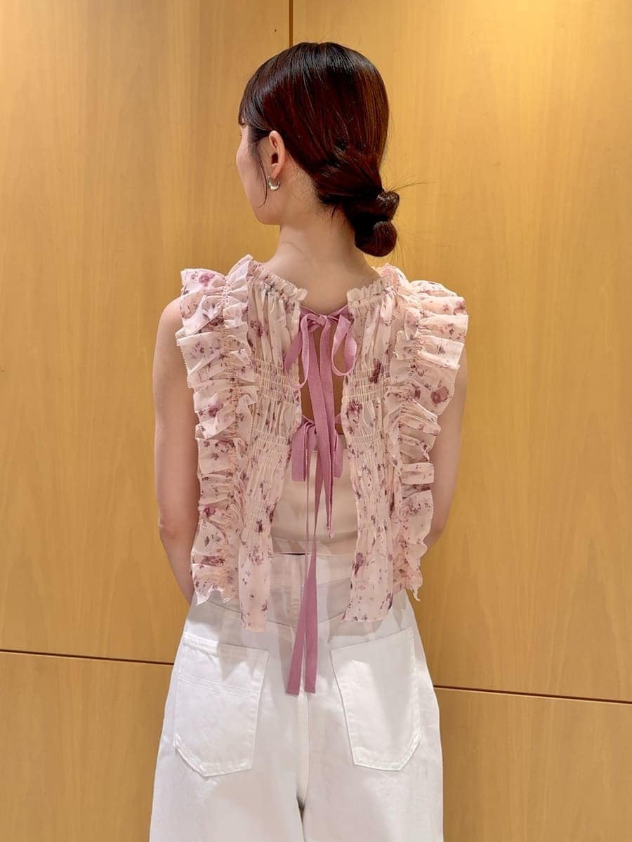ブラウン系のかごバッグ、ホワイト系のデニムパンツ、その他のサンダルを着用したレディースの夏コーディネートの5枚目の写真