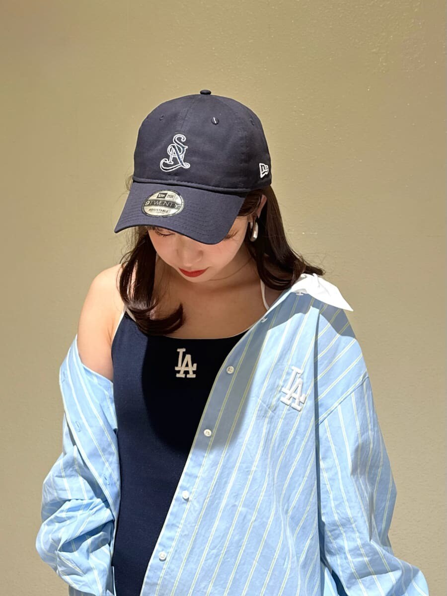 ブルー系のワンピース、ブルー系のシャツ/ブラウス、ホワイト系のショルダーバッグを着用したレディースの春コーディネートの5枚目の写真