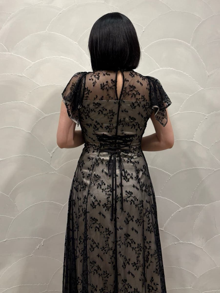 ブラック系のパンプス、ブラック系のハンドバッグ、ブラック系のドレスを着用したレディースの春コーディネートの5枚目の写真
