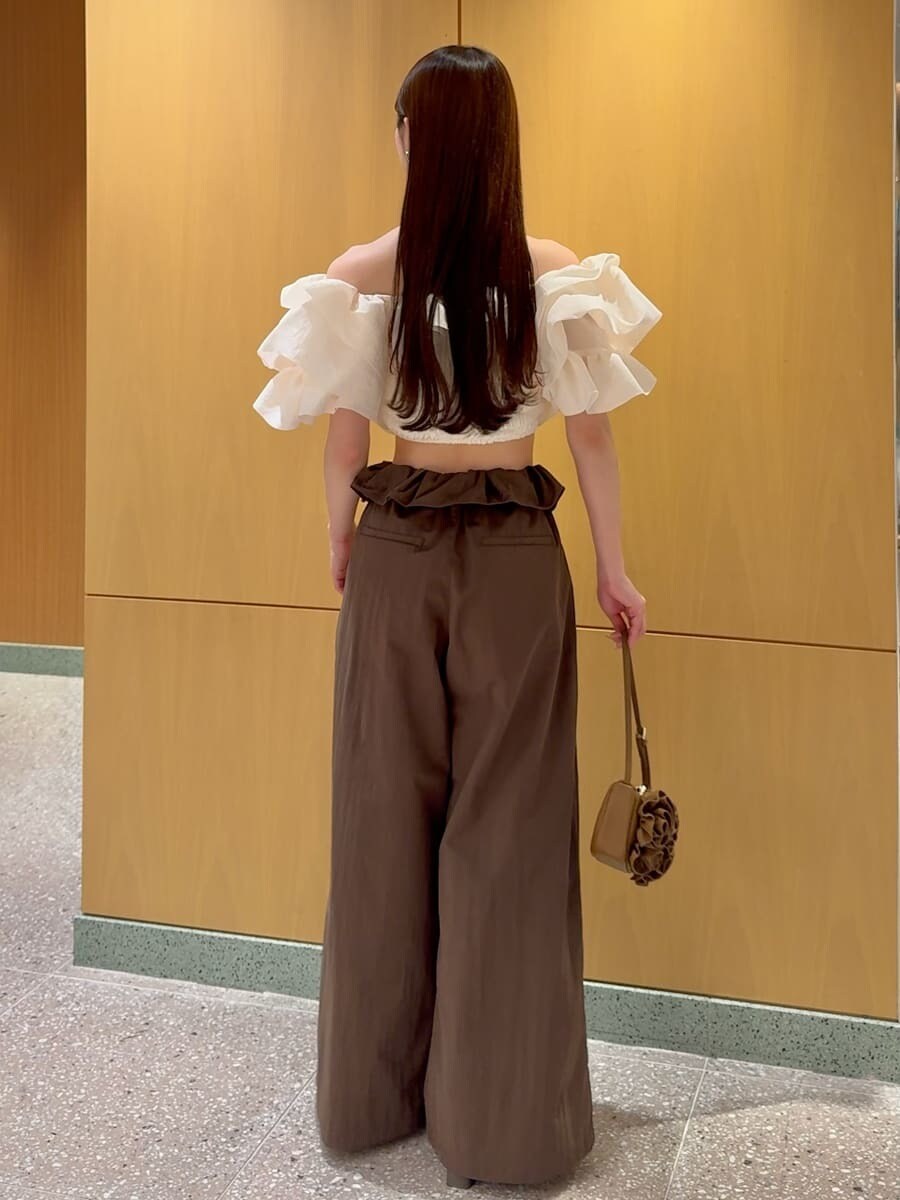 ブラウン系のその他パンツ、ホワイト系のシャツ/ブラウス、ブラウン系のハンドバッグを着用したレディースの冬コーディネートの4枚目の写真