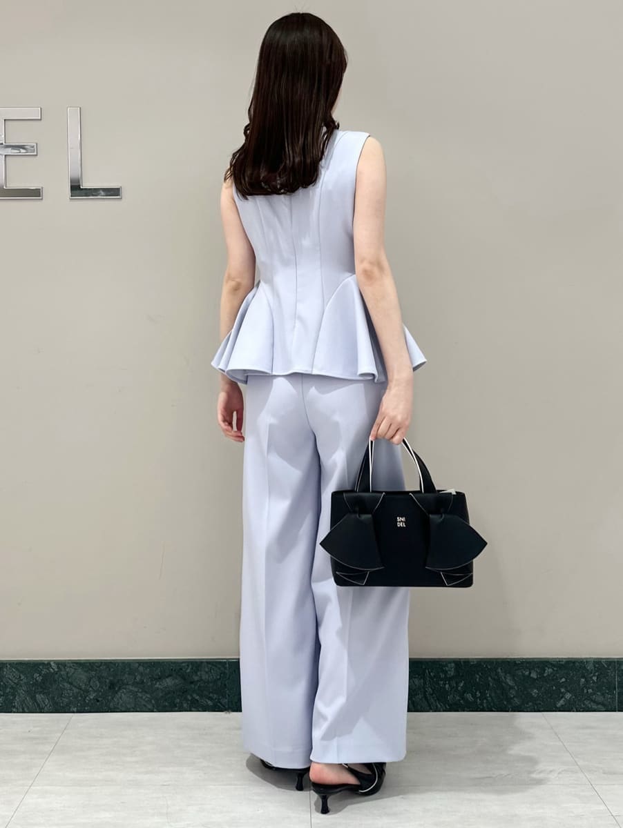 ブルー系のワンピース、ブラック系のパンプス、ブラック系のハンドバッグを着用したレディースの春コーディネートの4枚目の写真