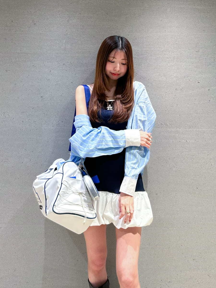 ブルー系のワンピース、ブルー系のシャツ/ブラウス、シルバー系のキーケース/キーアクセサリーを着用したレディースの春コーディネートの3枚目の写真