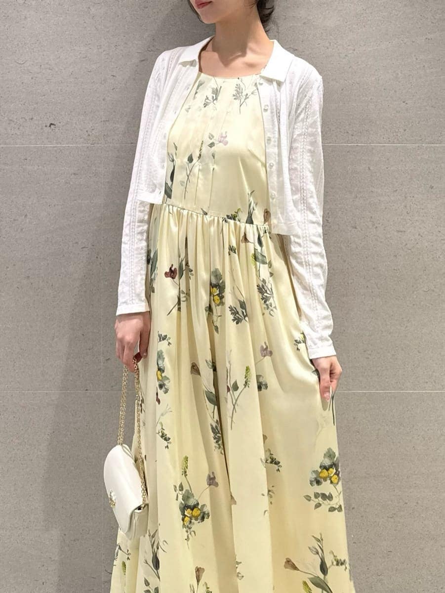 イエロー系のワンピース、ホワイト系のカーディガン/ボレロ、ホワイト系のショルダーバッグを着用したレディースの春コーディネートの3枚目の写真