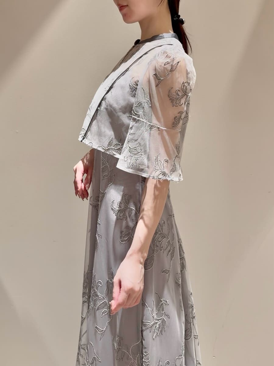 グレー系のワンピース、ブルー系のショルダーバッグを着用したレディースの秋コーディネートの5枚目の写真