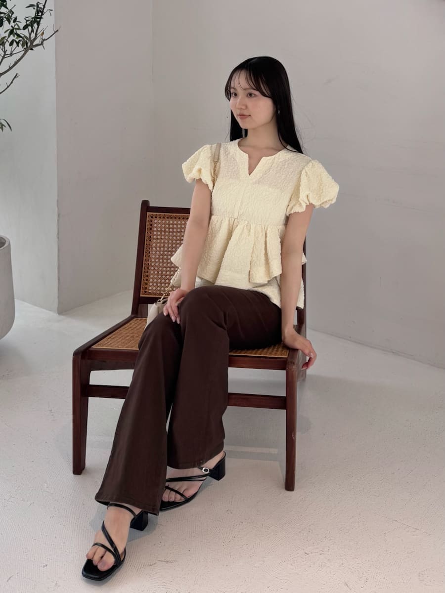 イエロー系のTシャツ/カットソー、ブラウン系のデニムパンツ、ブラック系のサンダルを着用したレディースの春コーディネートの5枚目の写真