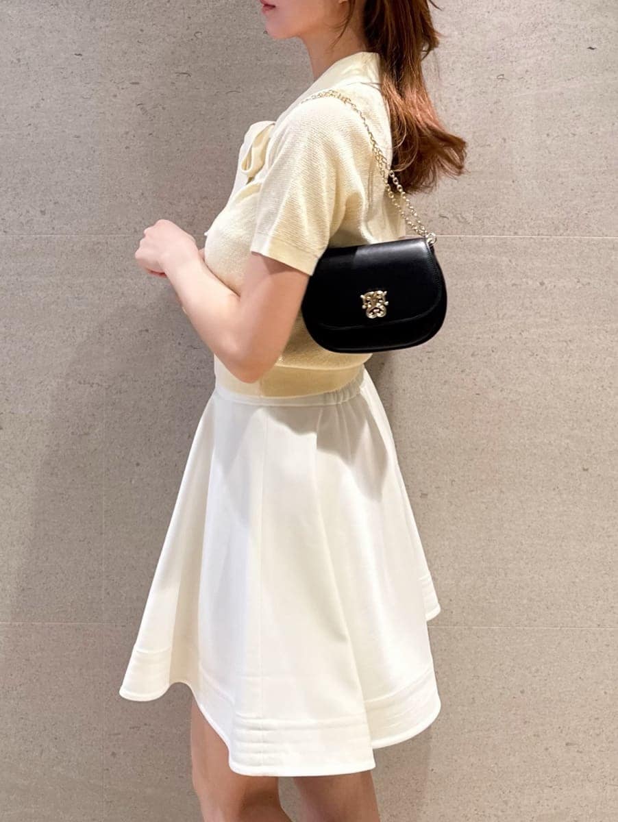 ブラック系のショルダーバッグ、ホワイト系のその他パンツ、ブラック系のサンダルを着用したレディースの春コーディネートの4枚目の写真