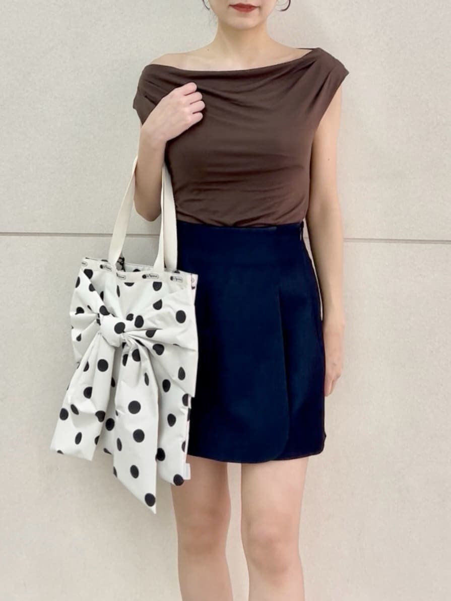 ブルー系のその他パンツ、ブラウン系のTシャツ/カットソー、ホワイト系のトートバッグを着用したレディースの夏コーディネートの5枚目の写真