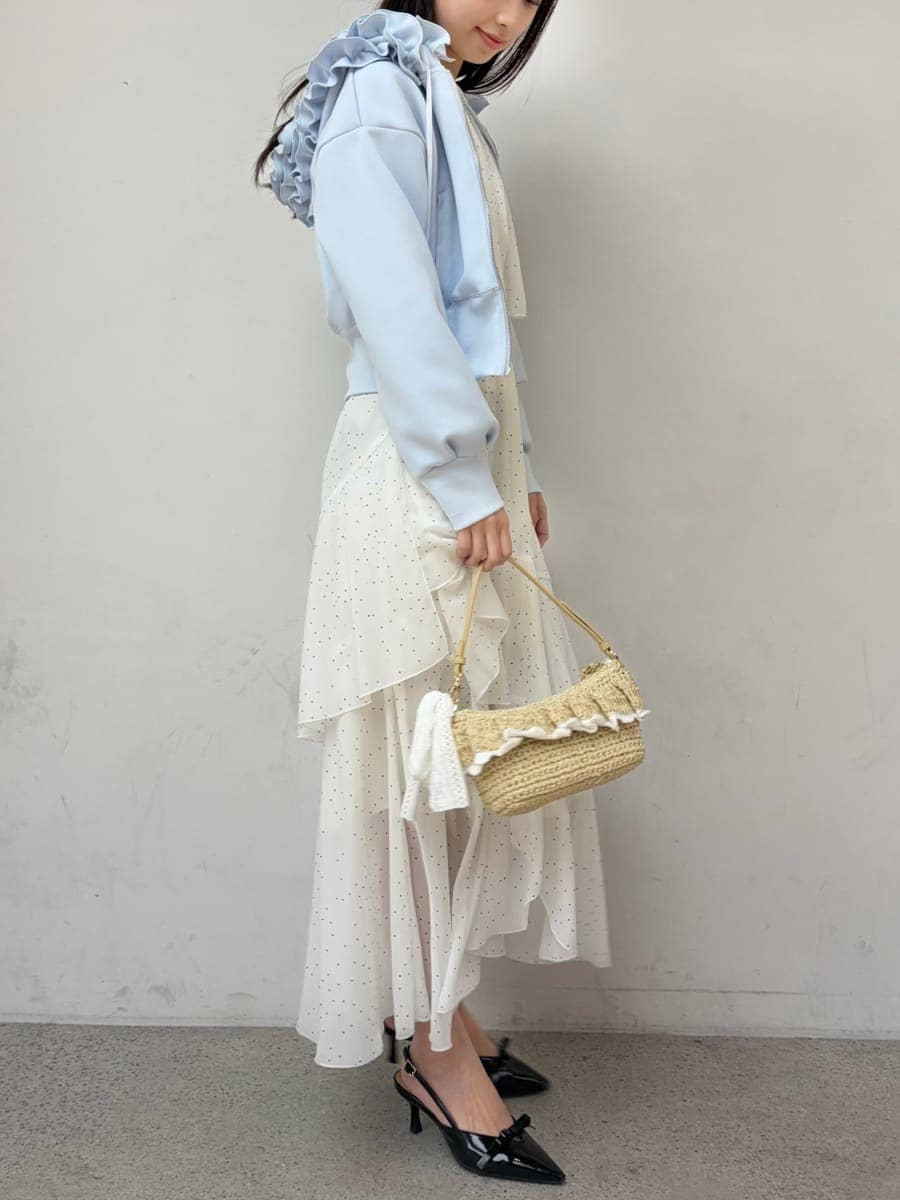 その他のワンピース、ブルー系のパーカーを着用したレディースの冬コーディネートの4枚目の写真