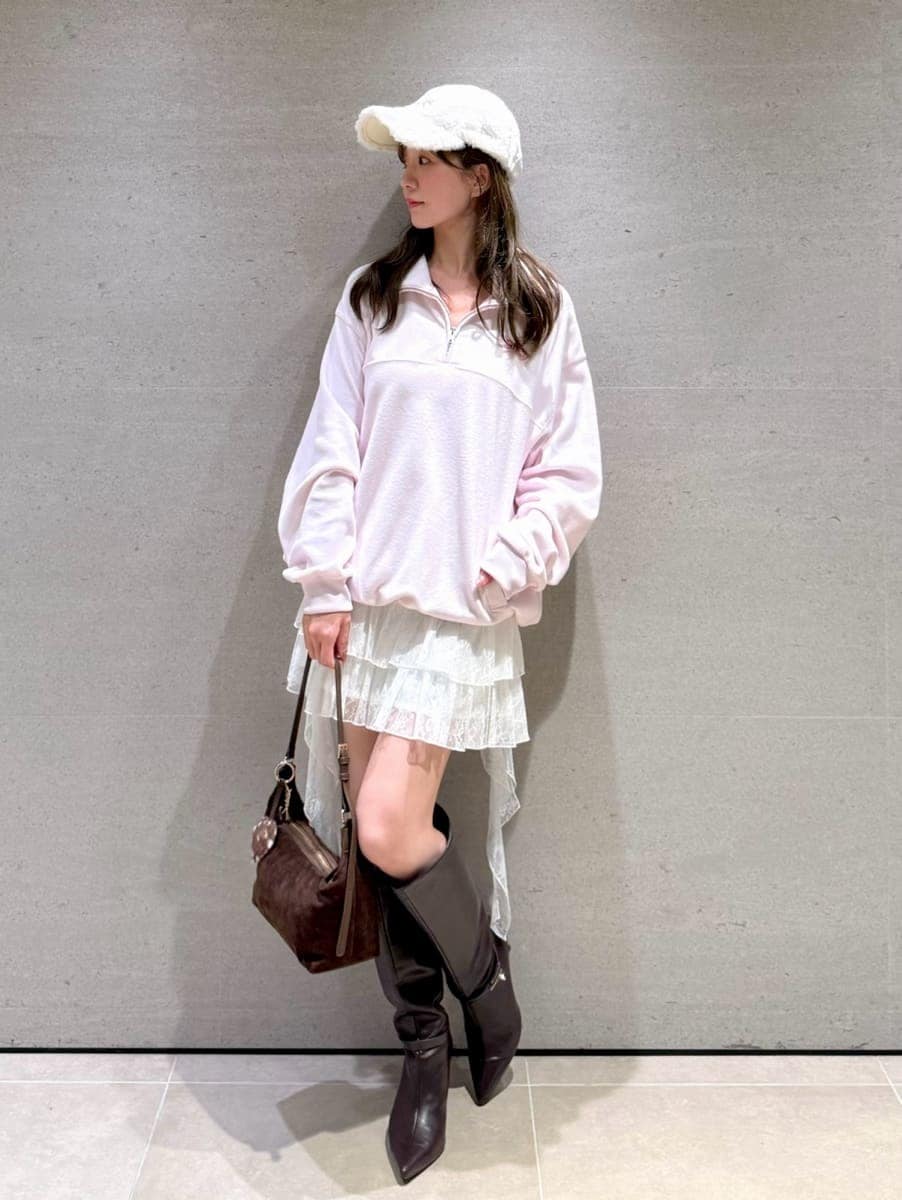 ホワイト系のその他パンツ、ピンク系のTシャツ/カットソー、ブラウン系のブーツを着用したレディースの秋コーディネートの3枚目の写真