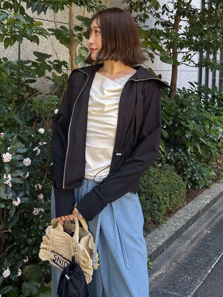 ブルー系のその他パンツ、ホワイト系のショルダーバッグ、シルバー系のスニーカーを着用したレディースの春コーディネートの3枚目の写真