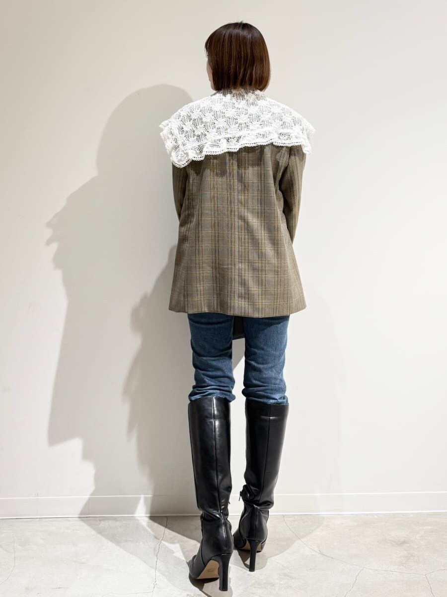 イエロー系のニット/セーター、その他のテーラードジャケット、ブルー系のデニムパンツを着用したレディースの秋コーディネートの9枚目の写真