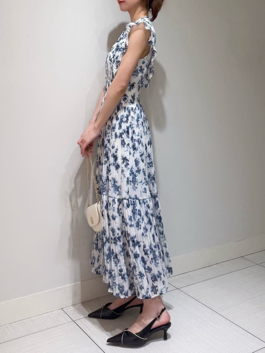 ブルー系のワンピース、ブルー系のテーラードジャケット、ブラック系のパンプスを着用したレディースの冬コーディネートの4枚目の写真