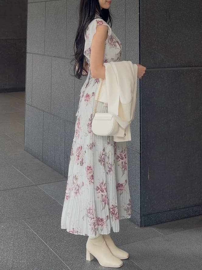 ホワイト系のテーラードジャケット、グリーン系のワンピース、ホワイト系のショルダーバッグを着用したレディースの春コーディネートの3枚目の写真