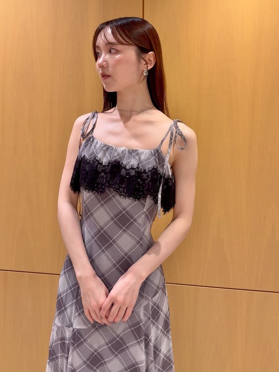 その他のサンダル、グレー系のワンピース、ブルー系のショルダーバッグを着用したレディースの夏コーディネートの6枚目の写真