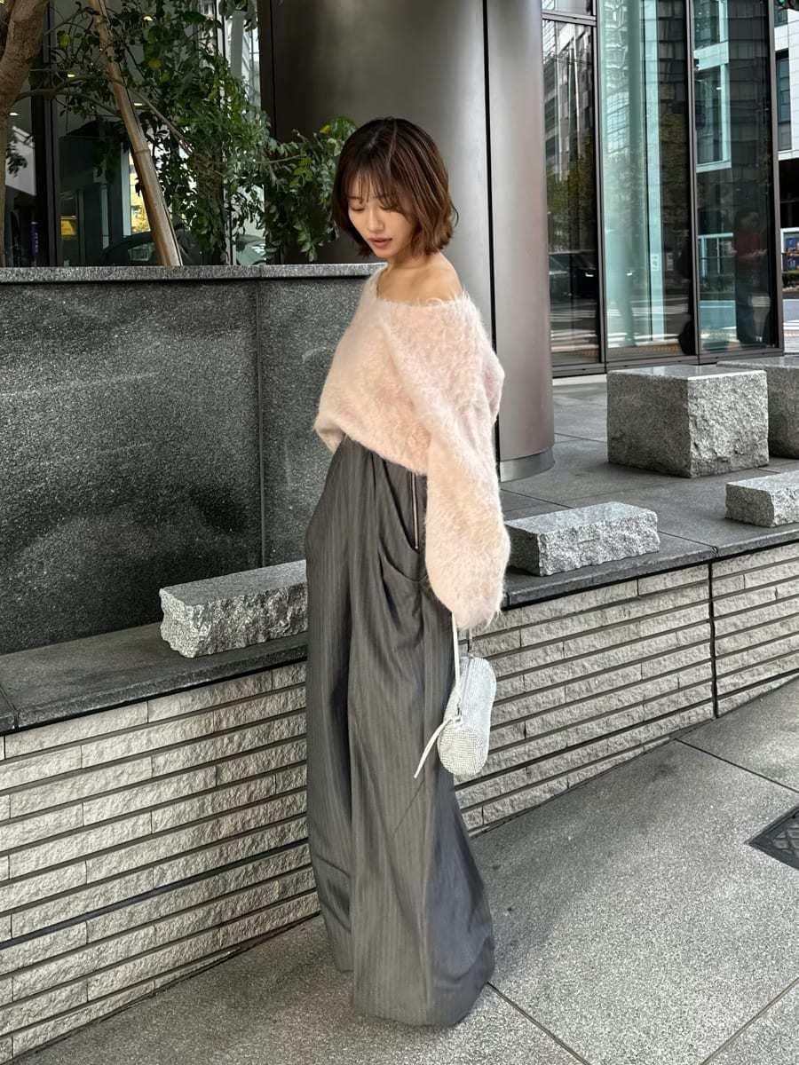 ピンク系のニット/セーター、グレー系のその他パンツを着用したレディースの冬コーディネートの2枚目の写真