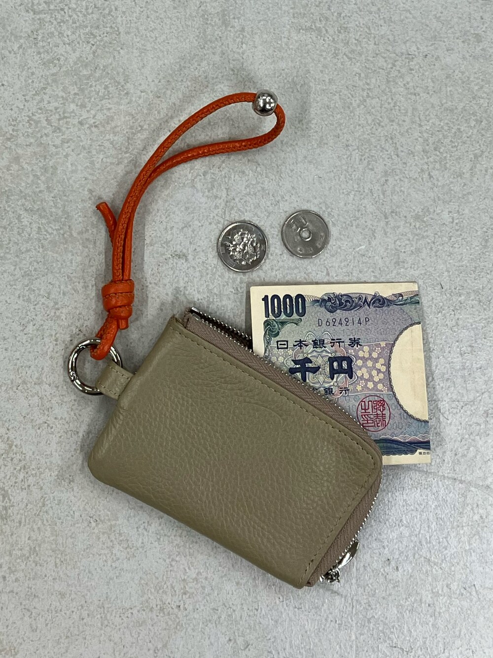 オレンジ系のハンドケア/ハンドクリーム、オレンジ系のハンドケア/ハンドクリーム、オレンジ系のボディケア/ボディクリームを着用したレディースの夏コーディネートの2枚目の写真