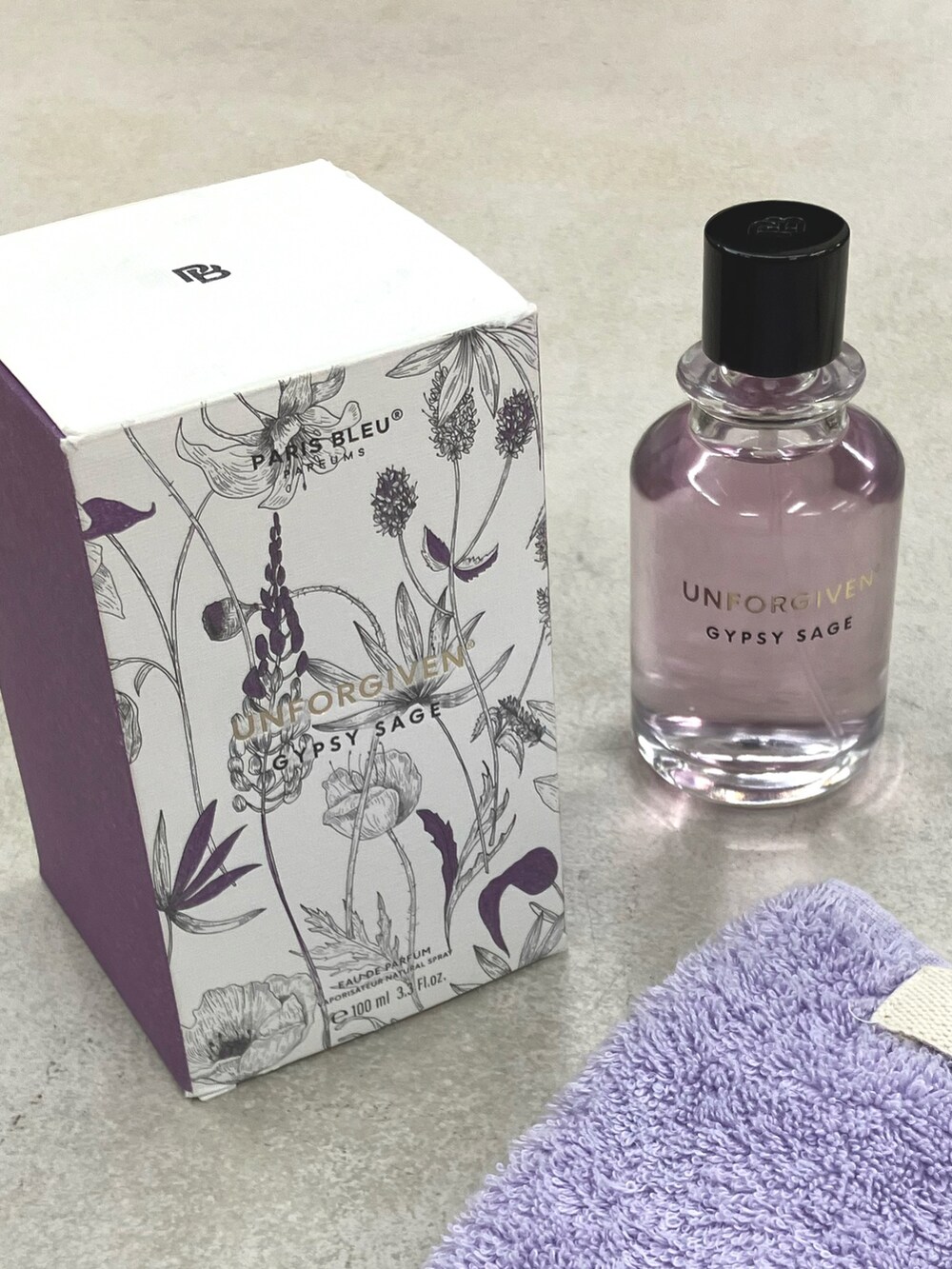 パープル系の香水、パープル系のハンカチ/ハンドタオル、その他のアイシャドウを着用したレディースの夏コーディネートの2枚目の写真