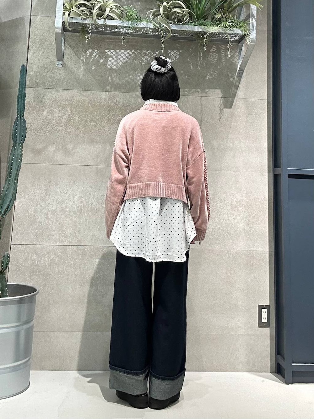 ピンク系のニット/セーター、ブルー系のデニムパンツ、ホワイト系のシャツ/ブラウスを着用したレディースの冬コーディネートの4枚目の写真