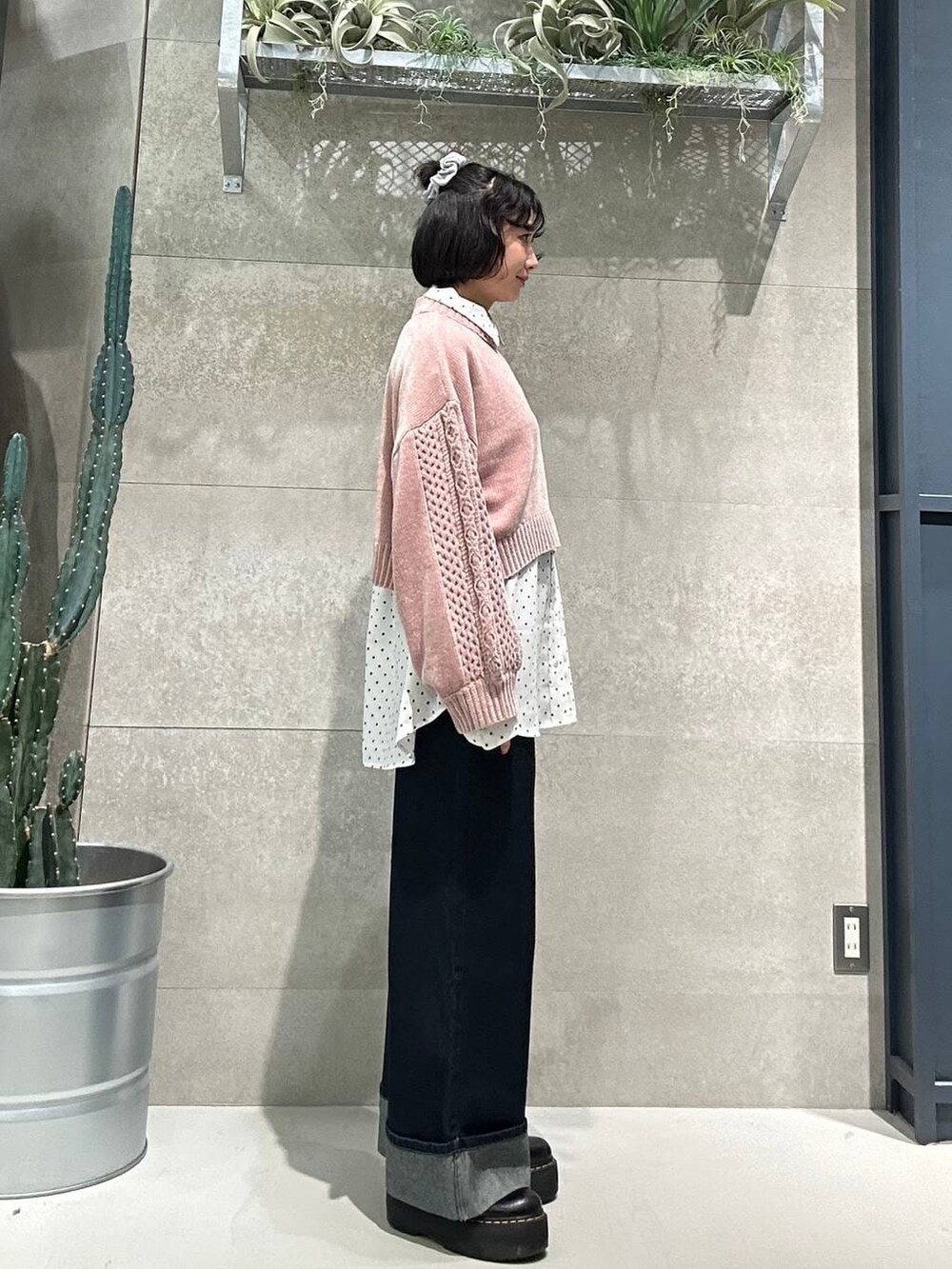 ピンク系のニット/セーター、ブルー系のデニムパンツ、ホワイト系のシャツ/ブラウスを着用したレディースの冬コーディネートの3枚目の写真