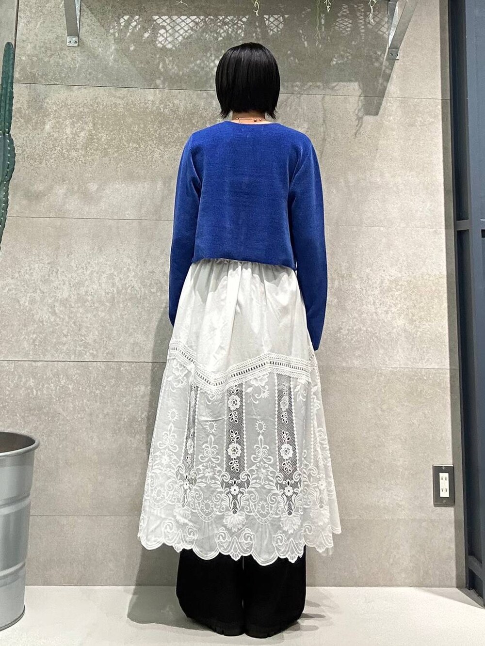 ブラック系のデニムパンツ、ブラック系のローファー、ピンク系のカーディガン/ボレロを着用したレディースの秋コーディネートの5枚目の写真
