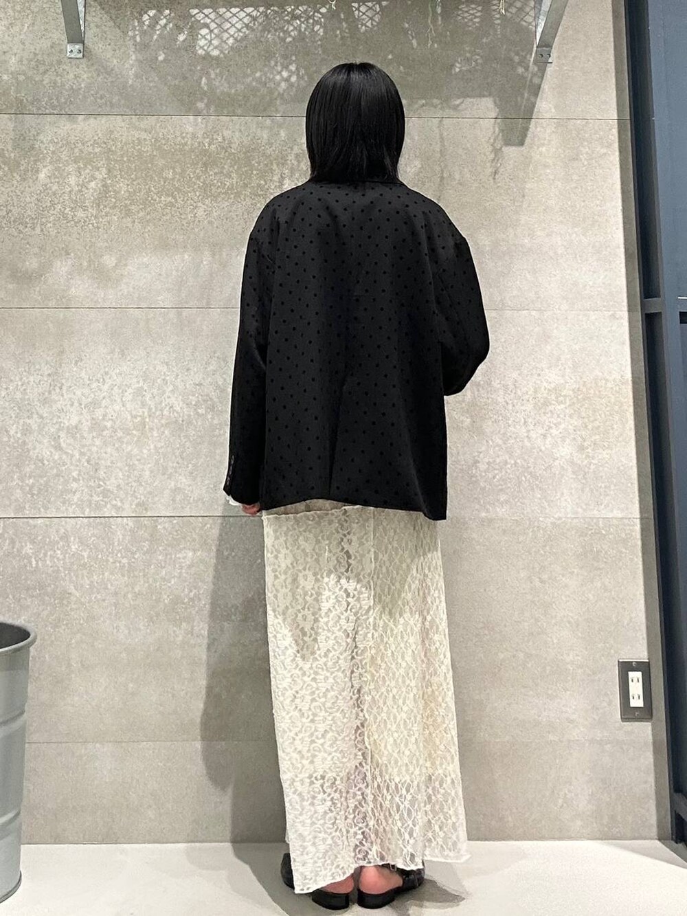 ブラック系のパンプス、ホワイト系のTシャツ/カットソー、ブラック系のショルダーバッグを着用したレディースの冬コーディネートの4枚目の写真