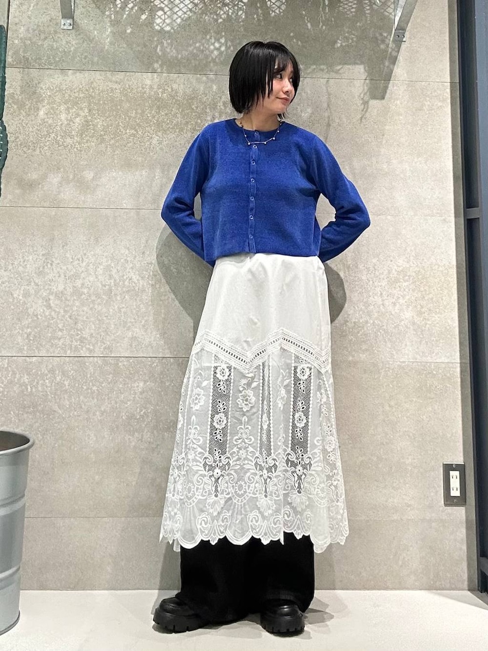 ブラック系のデニムパンツ、ブラック系のローファー、ピンク系のカーディガン/ボレロを着用したレディースの秋コーディネートの2枚目の写真
