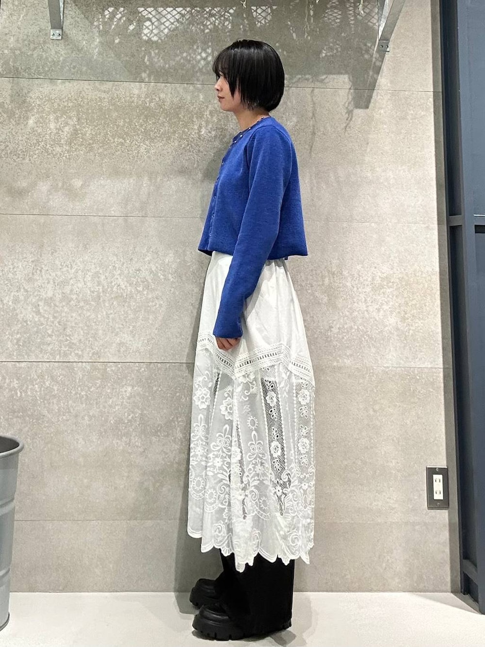 ブラック系のデニムパンツ、ブラック系のローファー、ピンク系のカーディガン/ボレロを着用したレディースの秋コーディネートの3枚目の写真