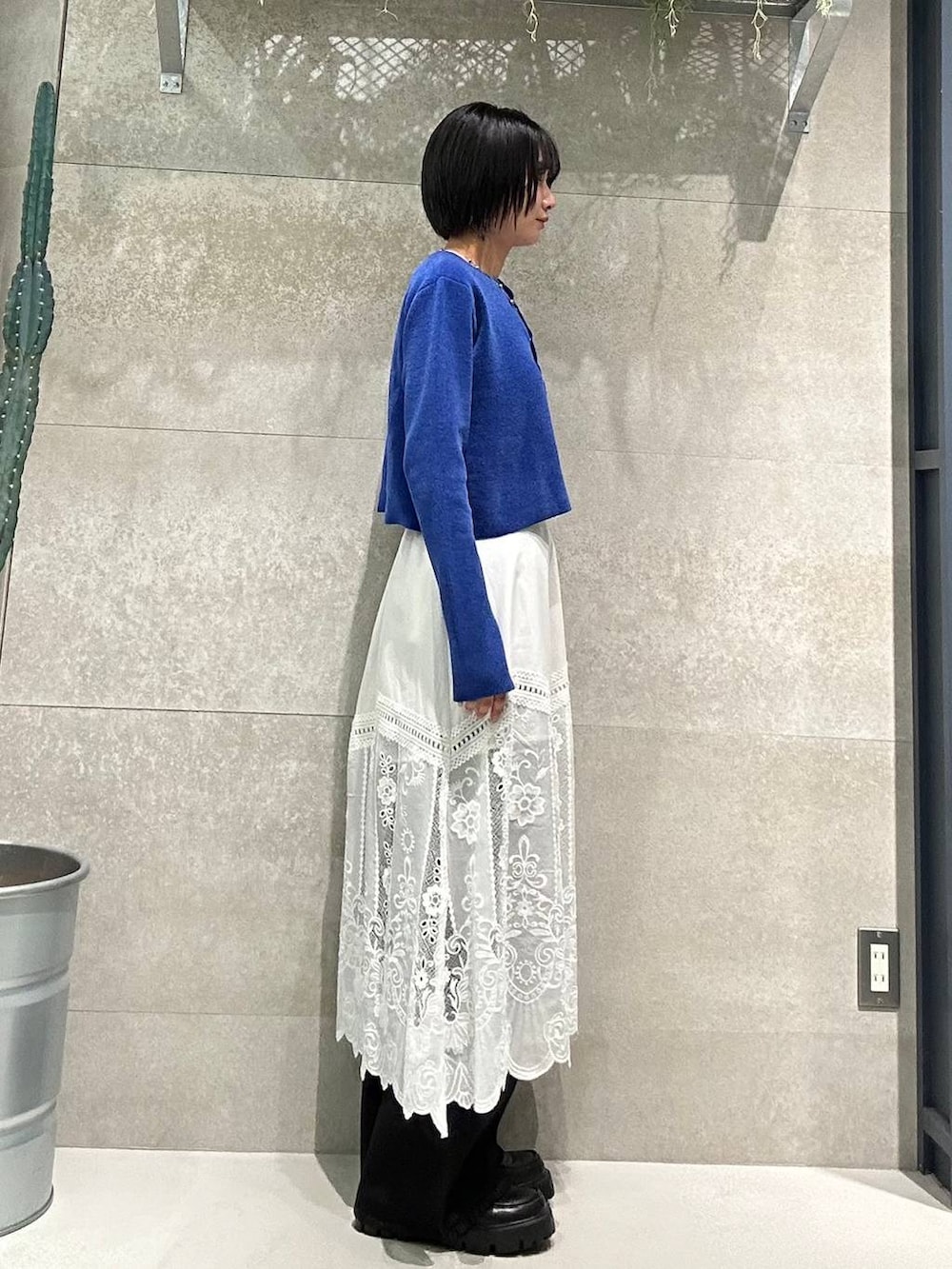 ブラック系のデニムパンツ、ブラック系のローファー、ピンク系のカーディガン/ボレロを着用したレディースの秋コーディネートの4枚目の写真