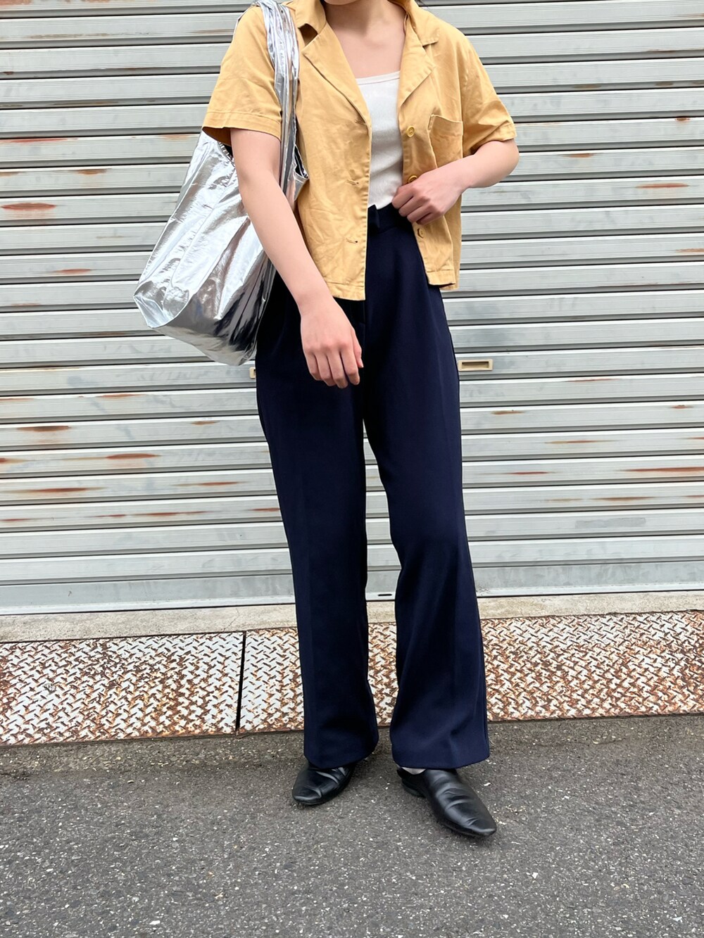 ブラック系のその他シューズ、その他のパンツ、シルバー系のエコバッグ/サブバッグを着用したレディースの春コーディネートの2枚目の写真