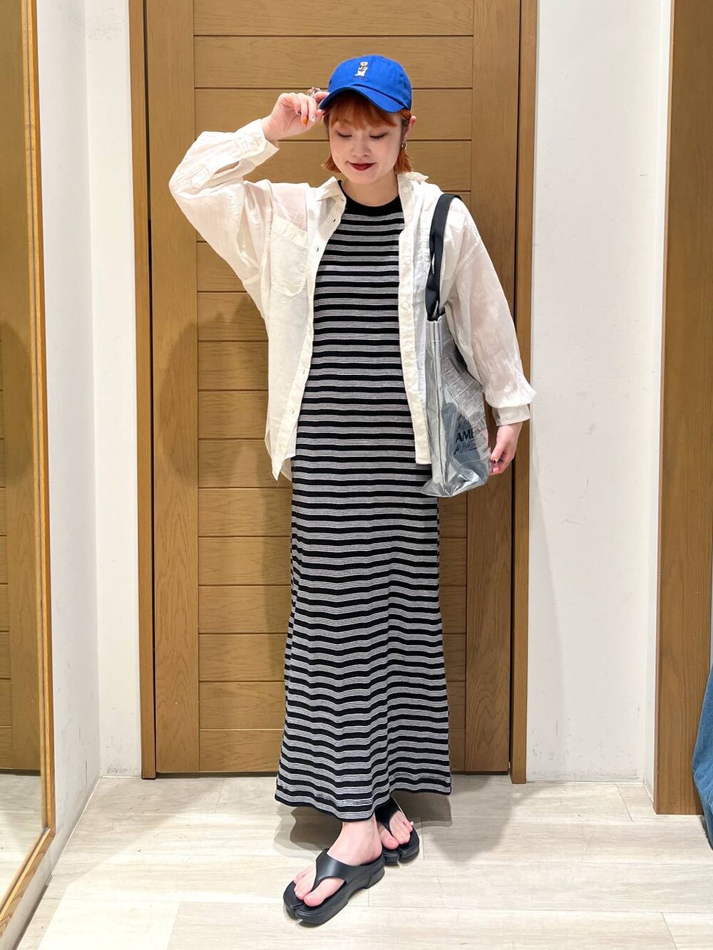 ブラック系のサンダル、ホワイト系のシャツ/ブラウス、シルバー系のトートバッグを着用したレディースの夏コーディネートの5枚目の写真