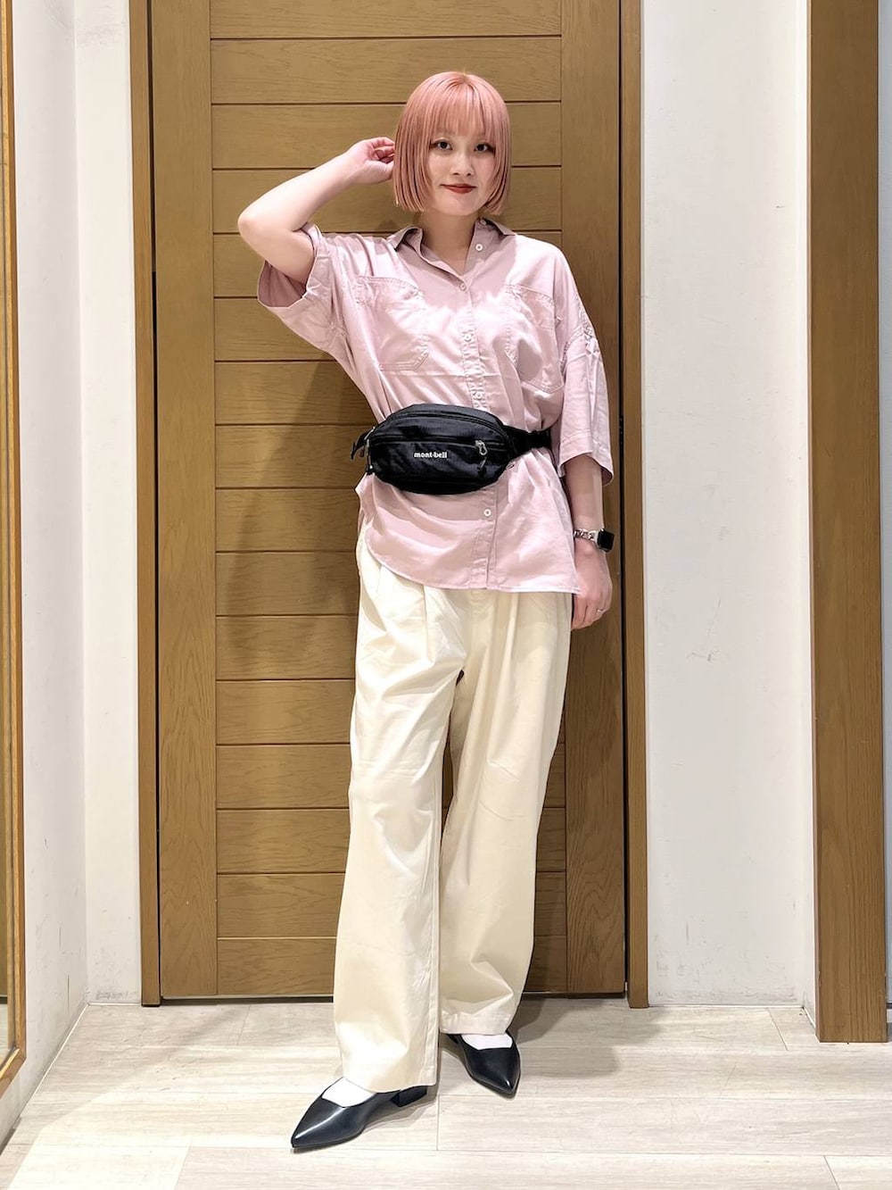 パープル系のシャツ/ブラウス、ホワイト系のその他パンツ、ブラック系のパンプスを着用したレディースの春コーディネートの2枚目の写真