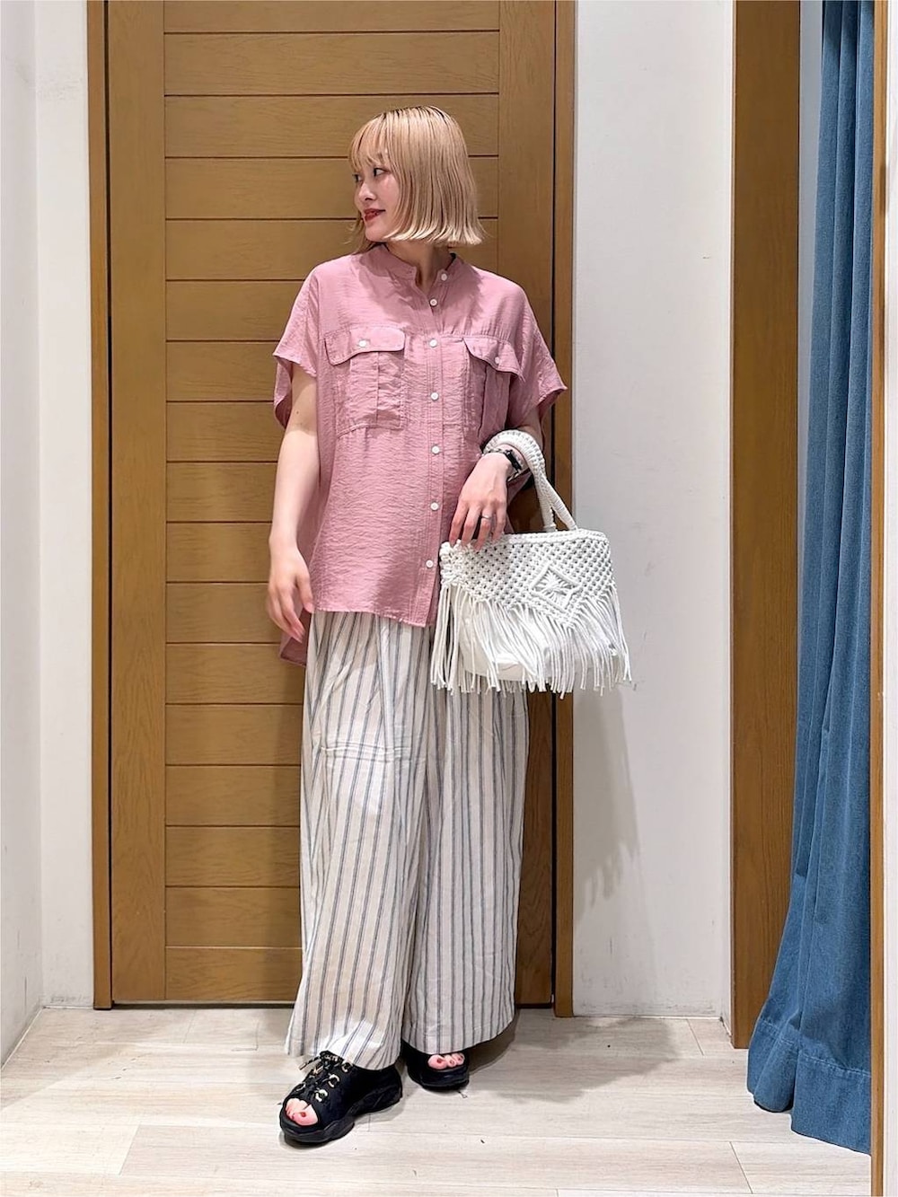 ピンク系のシャツ/ブラウス、ホワイト系のその他パンツ、ブラック系のサンダルを着用したレディースの夏コーディネートの2枚目の写真