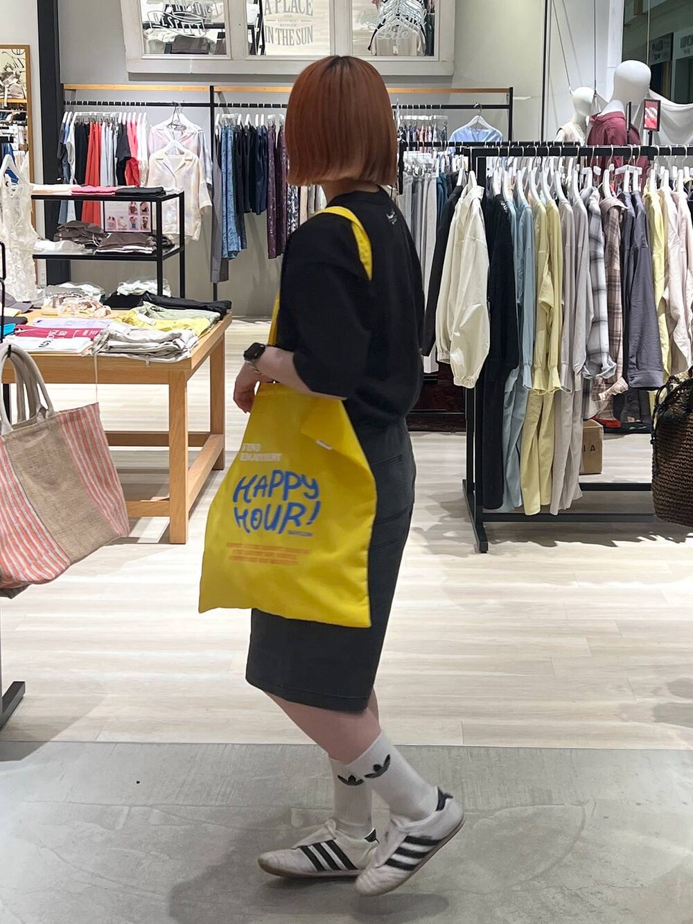 グレー系のその他パンツ、ブラック系のTシャツ/カットソー、イエロー系のトートバッグを着用したレディースの夏コーディネートの3枚目の写真