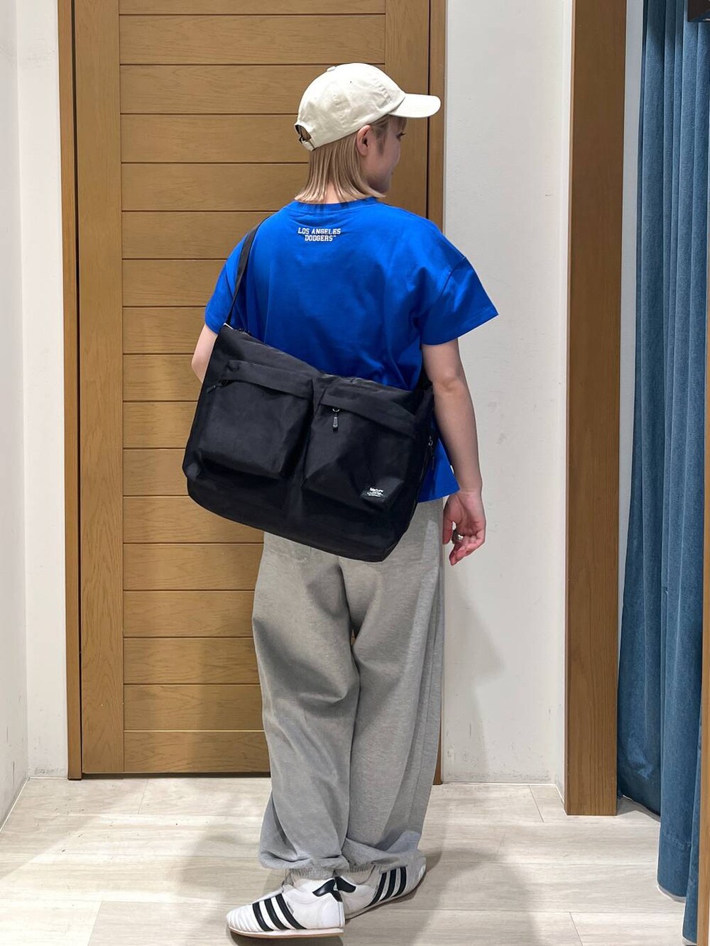 ブラック系のショルダーバッグ、グレー系のその他パンツ、ブルー系のTシャツ/カットソーを着用したレディースの春コーディネートの3枚目の写真