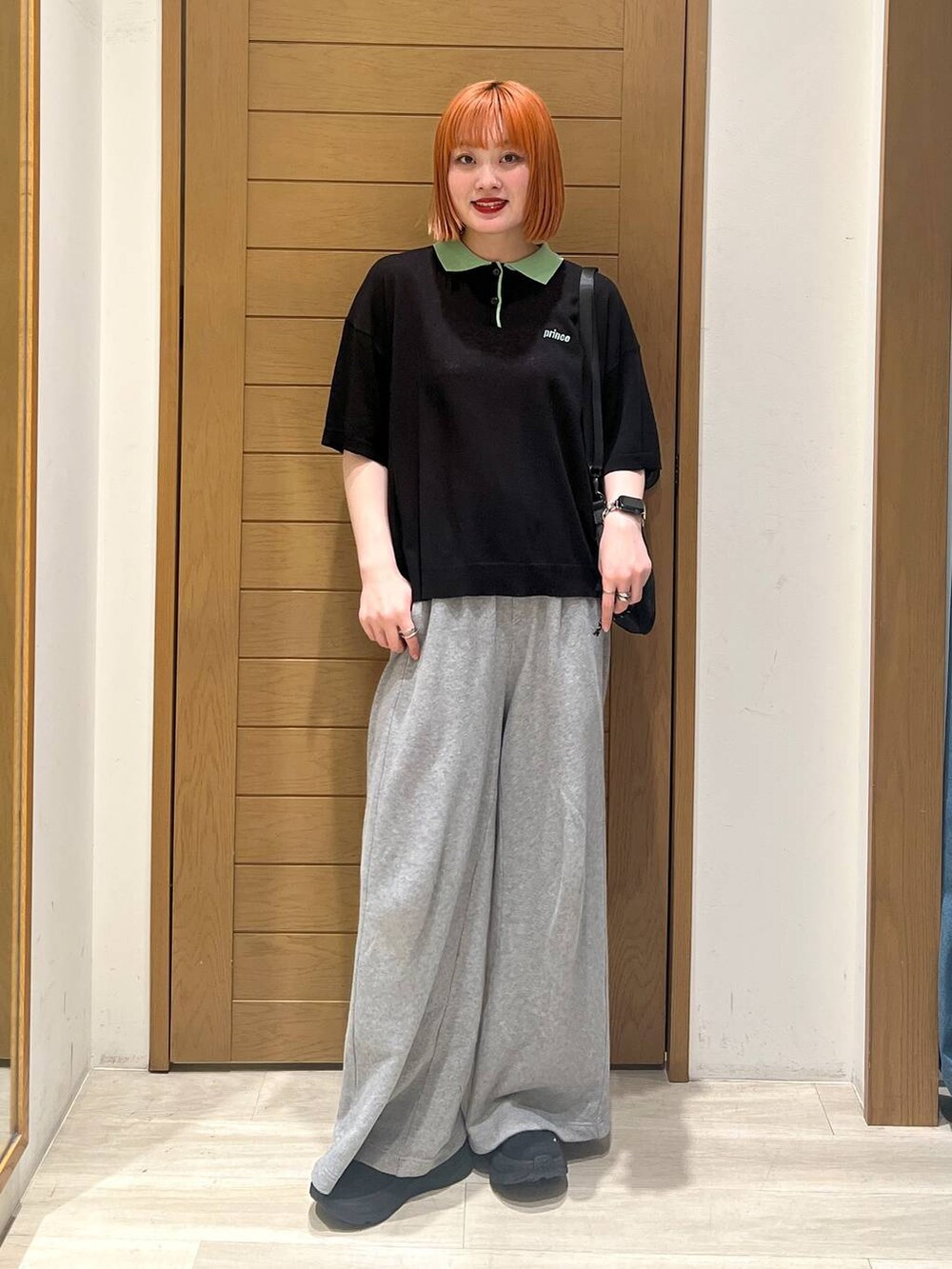 ブラック系のスカート、グレー系のスウェットパンツ、ブラック系のニット/セーターを着用したレディースの春コーディネートの5枚目の写真