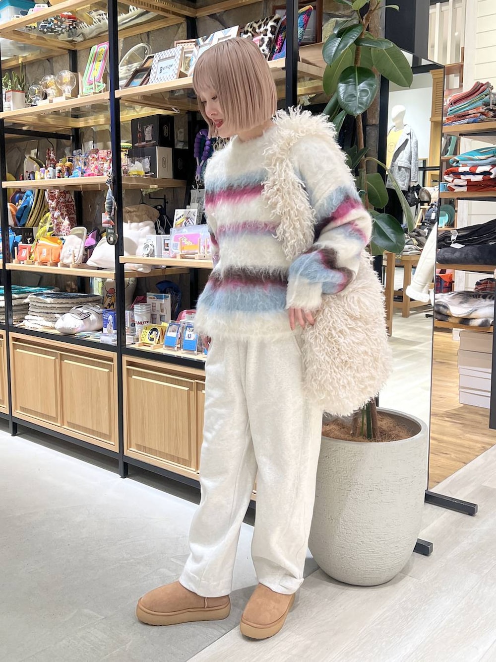 ホワイト系のその他パンツ、ホワイト系のニット/セーターを着用したレディースの冬コーディネートの2枚目の写真