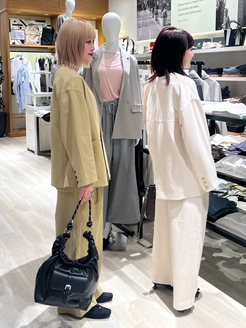 「ユニセックス、カジュアル、BAYFLOW、体型カバー、着痩せ・細見え」｜「BAYFLOWの[セットアップ可能]リネンラップパンツ（その他パンツ、ホワイト系）」を使った、orinさん（レディース・163cm）の春コーディネートの4枚目の写真