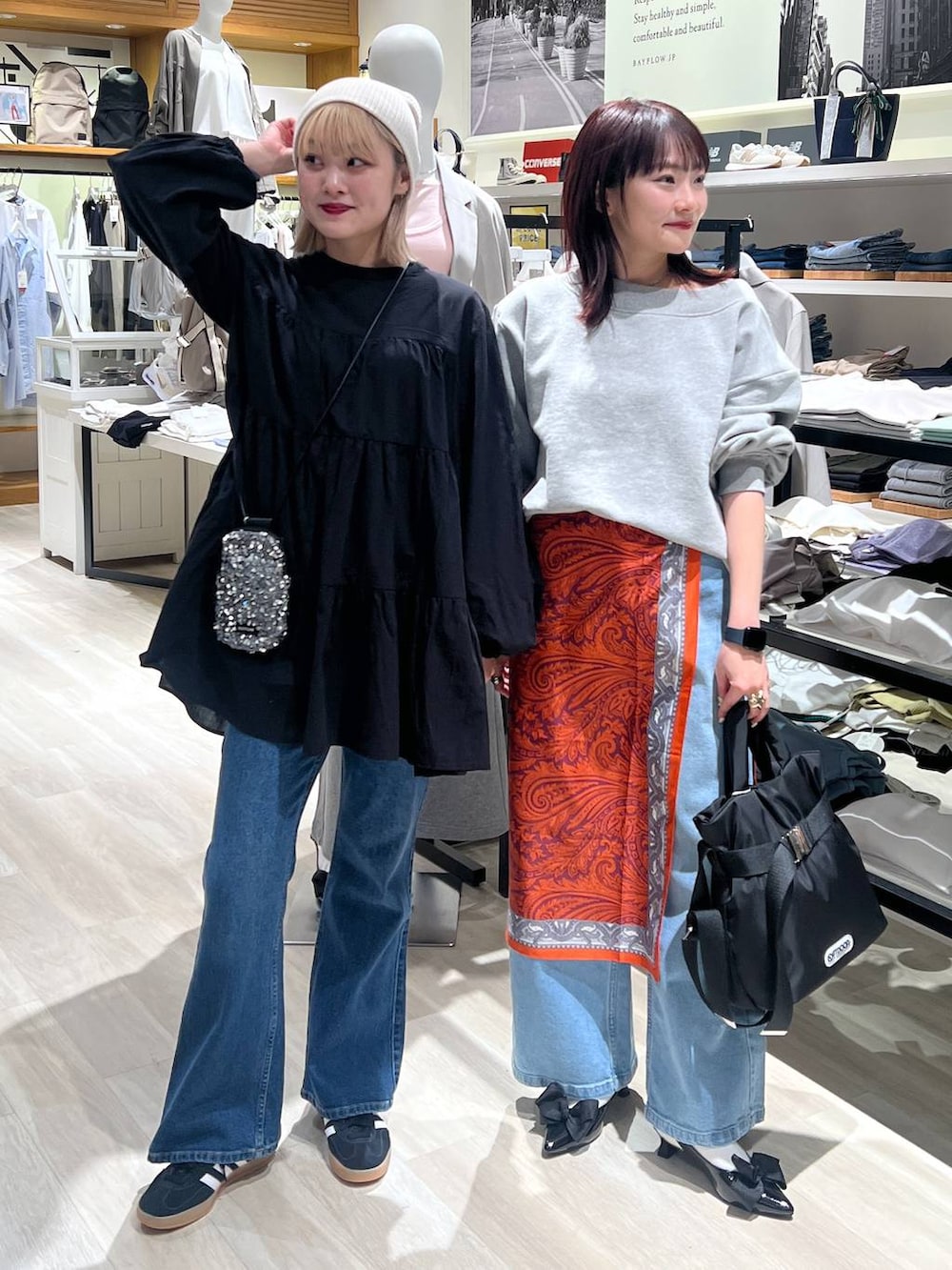 「体型カバー、着痩せ・細見え、ユニセックス、カジュアル、BAYFLOW」｜「BAYFLOWの[スマホ・カード収納可♪]多機能スパンコールミニショルダー（ショルダーバッグ、グレー系）」を使った、orinさん（レディース・163cm）の春コーディネートの3枚目の写真