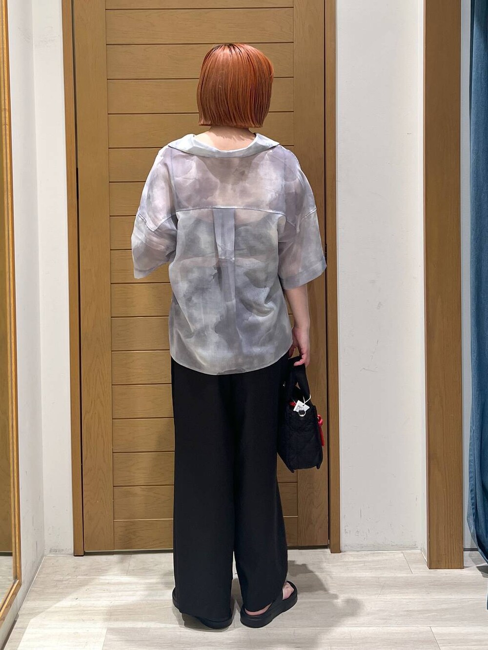 ブラック系のその他パンツ、ブラック系のショルダーバッグ、グレー系のシャツ/ブラウスを着用したレディースの夏コーディネートの3枚目の写真