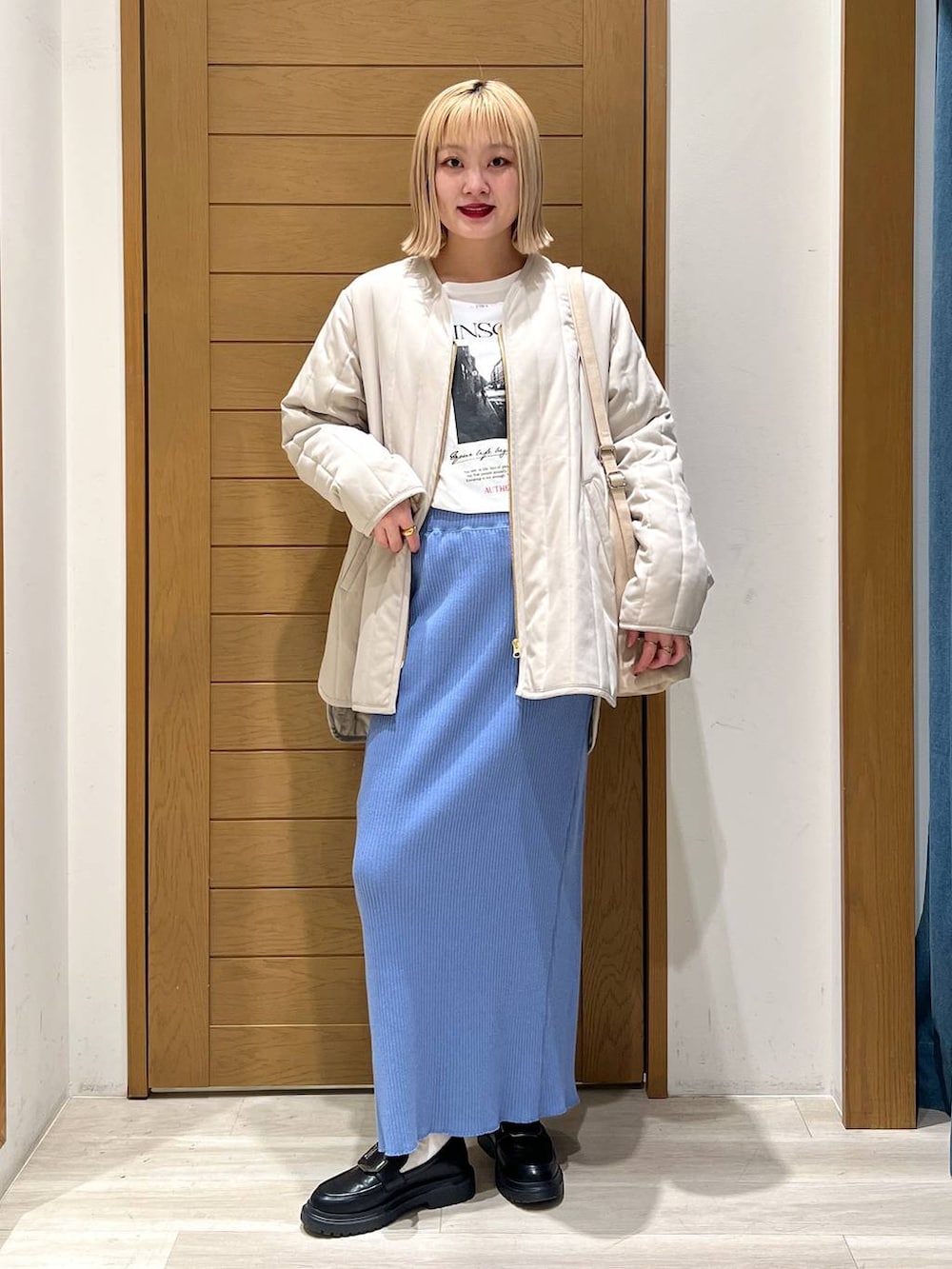 「体型カバー、着痩せ・細見え、ユニセックス、カジュアル、BAYFLOW」｜「BAYFLOWの[シルキータッチの肌触り]アソートロゴロングスリーブT（Tシャツ/カットソー、ホワイト系）」を使った、orinさん（レディース・163cm）の冬コーディネートの5枚目の写真
