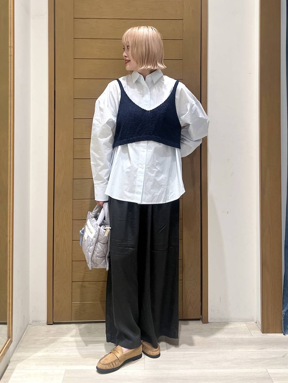 グレー系のショルダーバッグ、ブラック系のローファー、ブルー系のその他トップスを着用したレディースの春コーディネートの2枚目の写真
