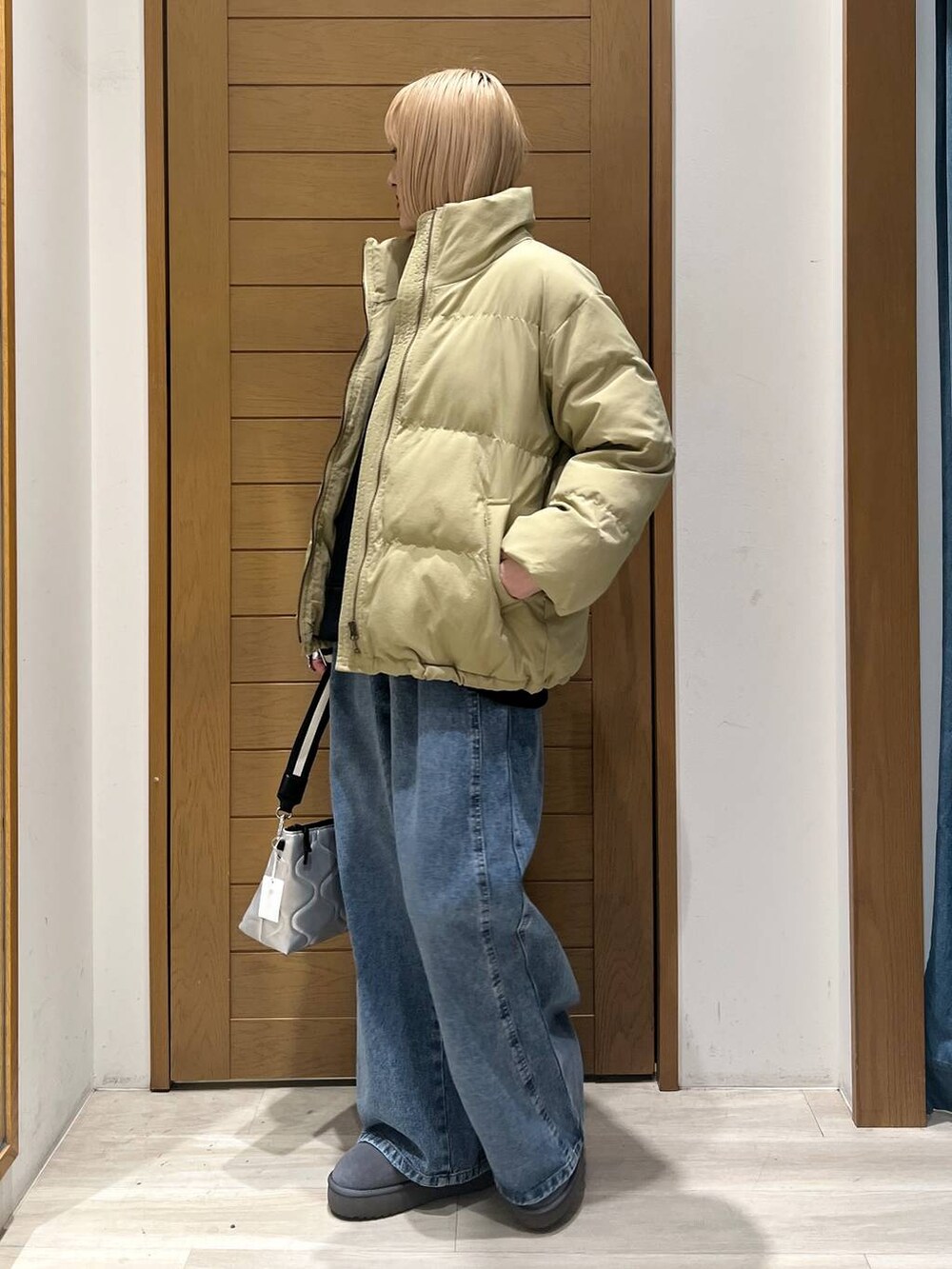 「体型カバー、着痩せ・細見え、ユニセックス、カジュアル、BAYFLOW」｜「BAYFLOWの[軽量!!抗菌消臭・撥水加工付き]フェイクムートンブーツ（ブーツ、グレー系）」を使った、orinさん（レディース・163cm）の冬コーディネートの2枚目の写真