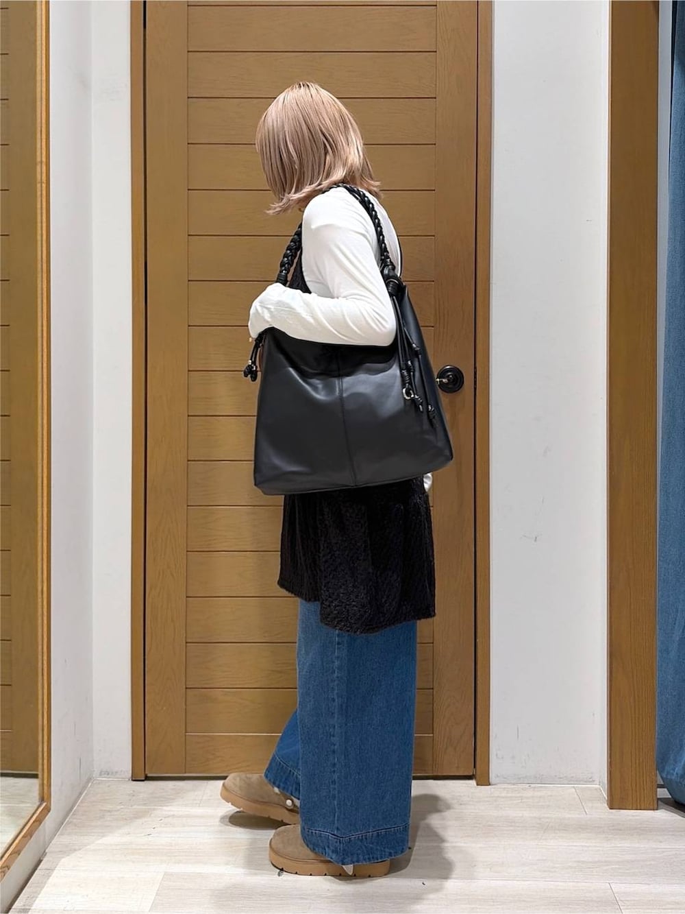 ブルー系のその他パンツ、ベージュ系のその他シューズ、ホワイト系のTシャツ/カットソーを着用したレディースの秋コーディネートの2枚目の写真