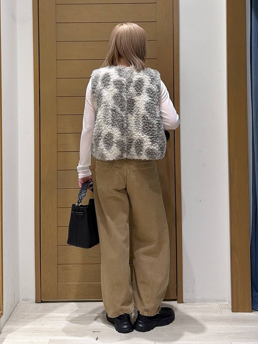 ブラック系のスニーカー、イエロー系のデニムパンツ、ブラック系のTシャツ/カットソーを着用したレディースの秋コーディネートの5枚目の写真