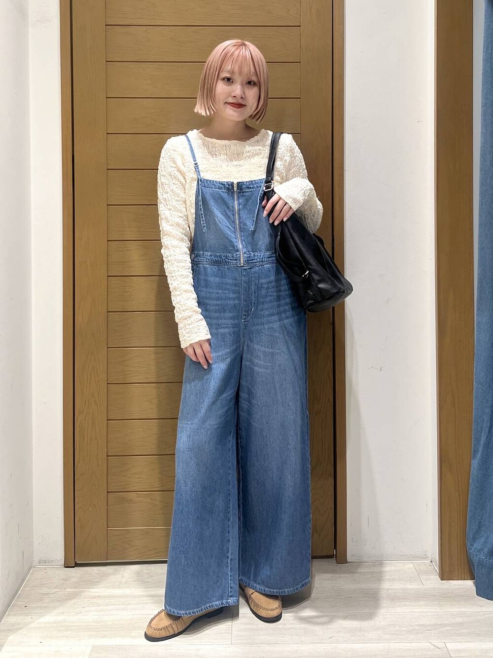 ベージュ系のローファー、ブラック系のトートバッグ、ホワイト系のTシャツ/カットソーを着用したレディースの春コーディネートの6枚目の写真