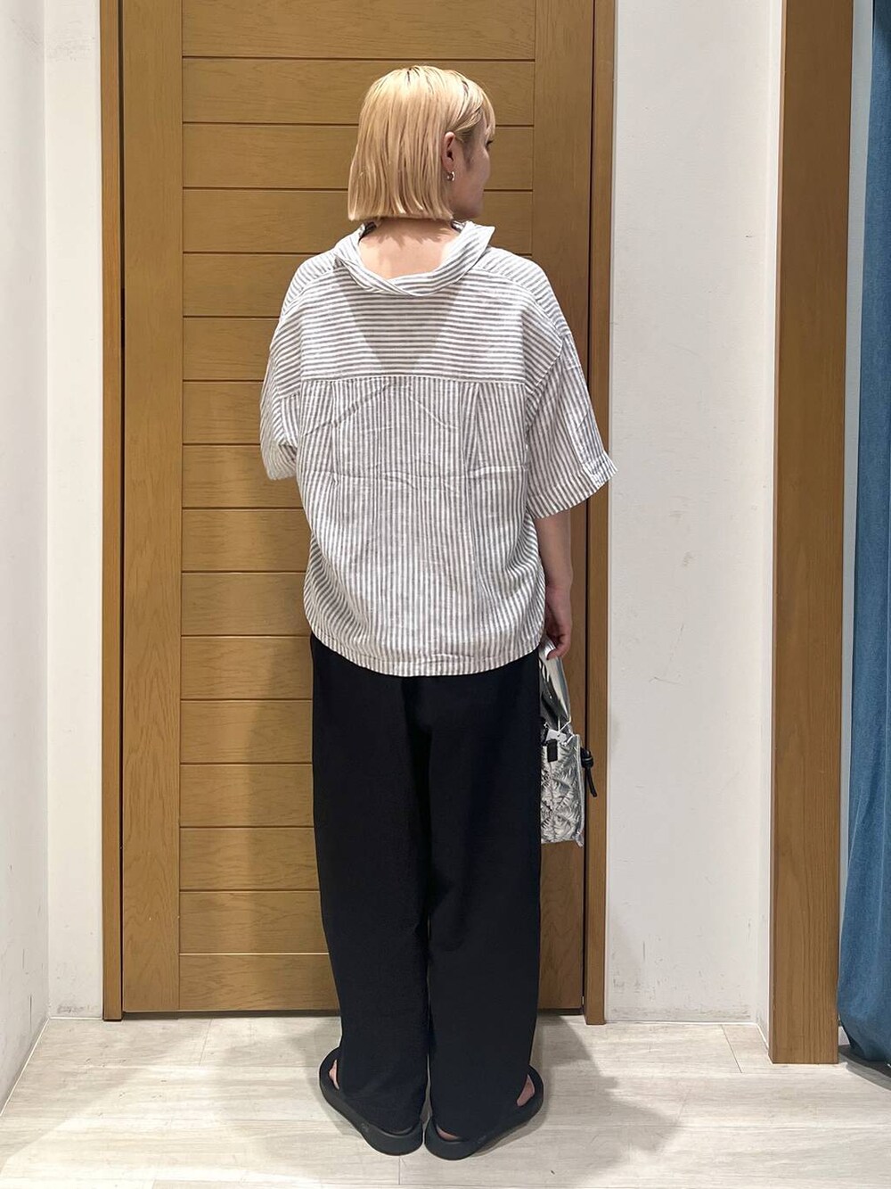 シルバー系のショルダーバッグ、グレー系のシャツ/ブラウス、ブラック系のその他パンツを着用したレディースの夏コーディネートの4枚目の写真