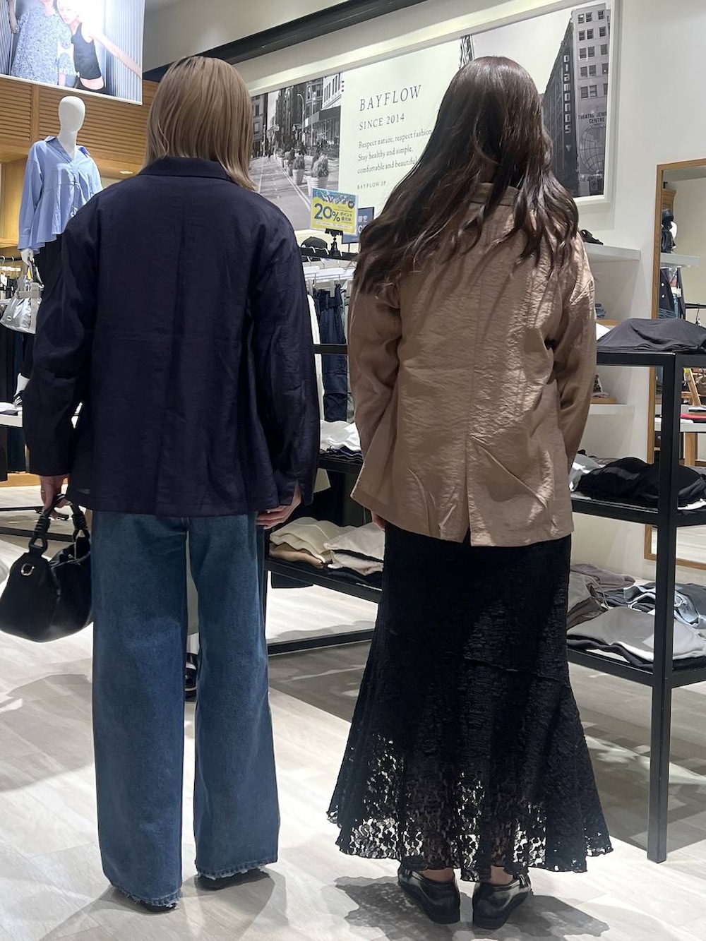 ブルー系のデニムパンツ、ブラック系のハンドバッグ、ブラック系のパンプスを着用したレディースの春コーディネートの4枚目の写真